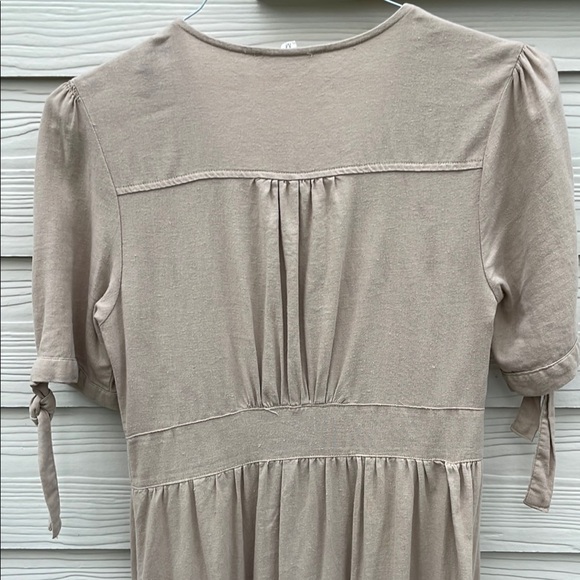 Elegant Beige Linen Button-Down Dress - Picture 3 of 5